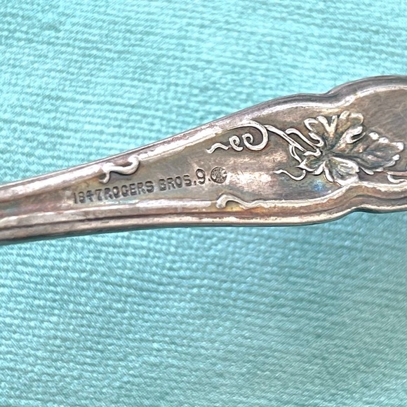 Antique 1847 Rogers Bros Grape Vine Triple Silverplate Serving Spoon set - Picture 6 of 6